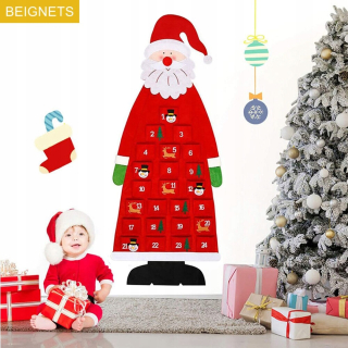 Vianočný adventný kalendár visí na stene z plsti