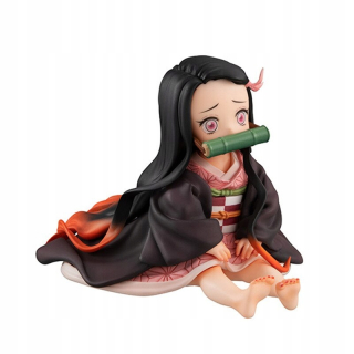 Demon Slayer Anime postava Kamado Nezuko sedí