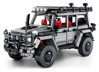 Veľký model tried Mercedes G -Class vyrobený z blokov TEC