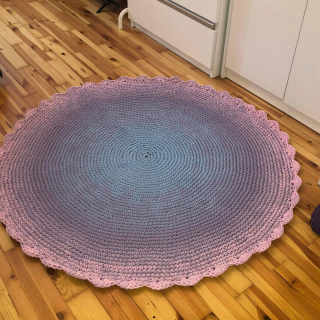 Koberec s čipkou z bavlnenej šnúry. 120 cm.