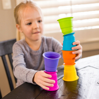Fat Brain Toys sacie šálky