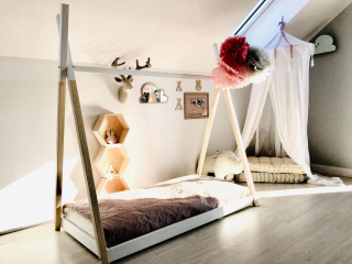 Tipi malá posteľ 70x140 borovica maľovaná zásah