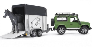 Land Rover s prívesom na koni a figurínom koňa
