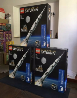 LEGO 21309 NASA Apollo Saturn proti New Lego Original