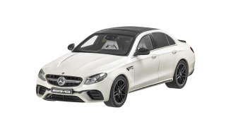 Model Mercedes-AMG E 63 S 4matický+ W213 biely 1:! 8