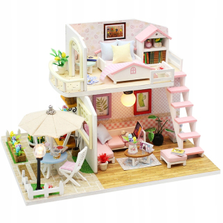 Miniatúrny ružový podkrovný dom