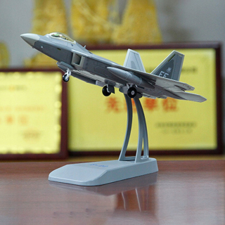 Model loveckého lietadla na stupnici zliatiny 1/72