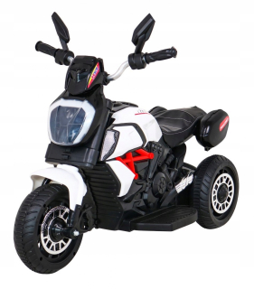 Biely rýchly turistický motor