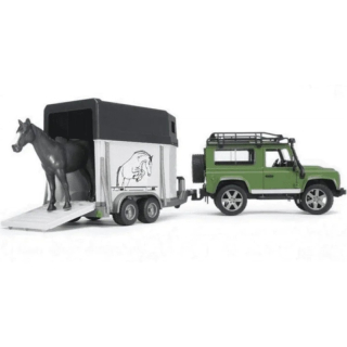 Land Rover vozidlo s prívesom pre koňa a figurínu
