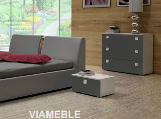 Šedá spálňa hrudník s vysokým leskom šírky 91 cm