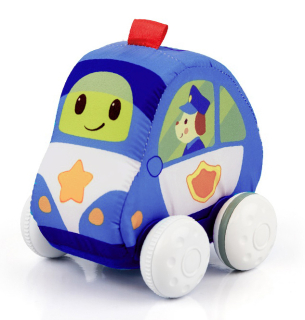 Smely hrá policajné auto s mäkkým automobilom
