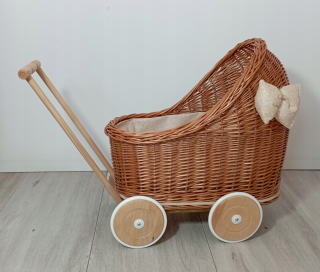 Prútená kočík pre bábiky posúva na prírodné bábiky