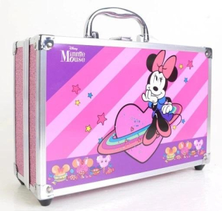 Kozmetika detí pre Minnie v kufri